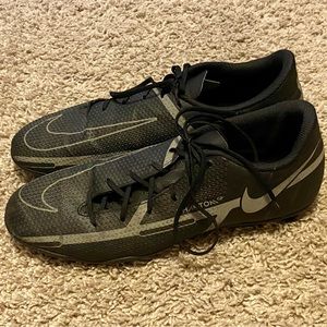 Size 10 NIKE Phantom soccer cleats